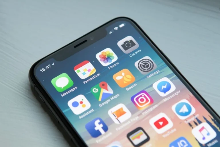 iPhone показує чотири крапки замість мережі: Apple пояснила, у чому причина