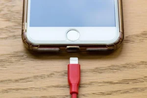 Не кожен USB-кабель безпечний: чим ризикують власники смартфонів