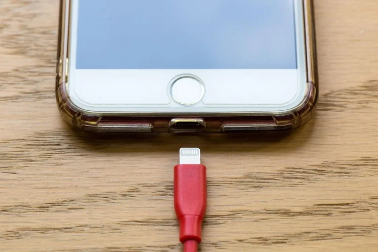 Не кожен USB-кабель безпечний: чим ризикують власники смартфонів