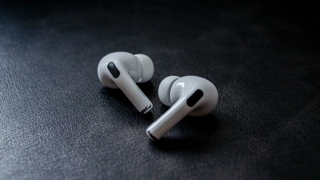 Нові AirPods 5 за $129 проти Pro 3 за $249: яку перевагу дають дорожчі навушники